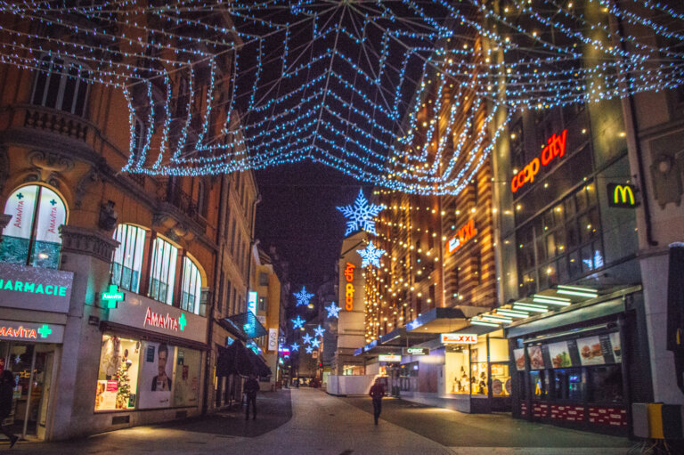 Lausanne Christmas Market (Bô Noël) | 2023 Dates, Locations & Tips ...